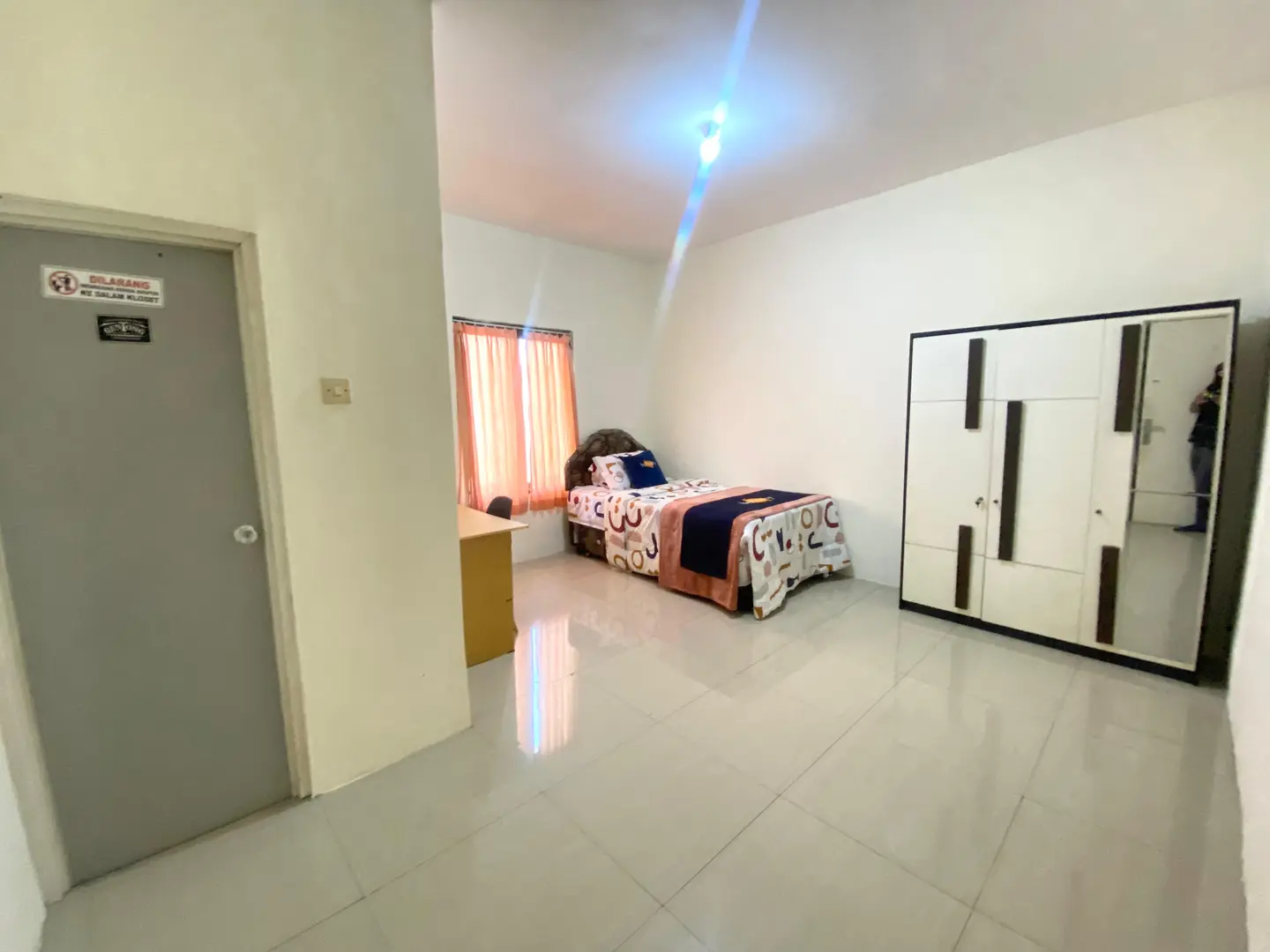 foto kamar Tipe Premium properti Behomy E12 Siwalankerto