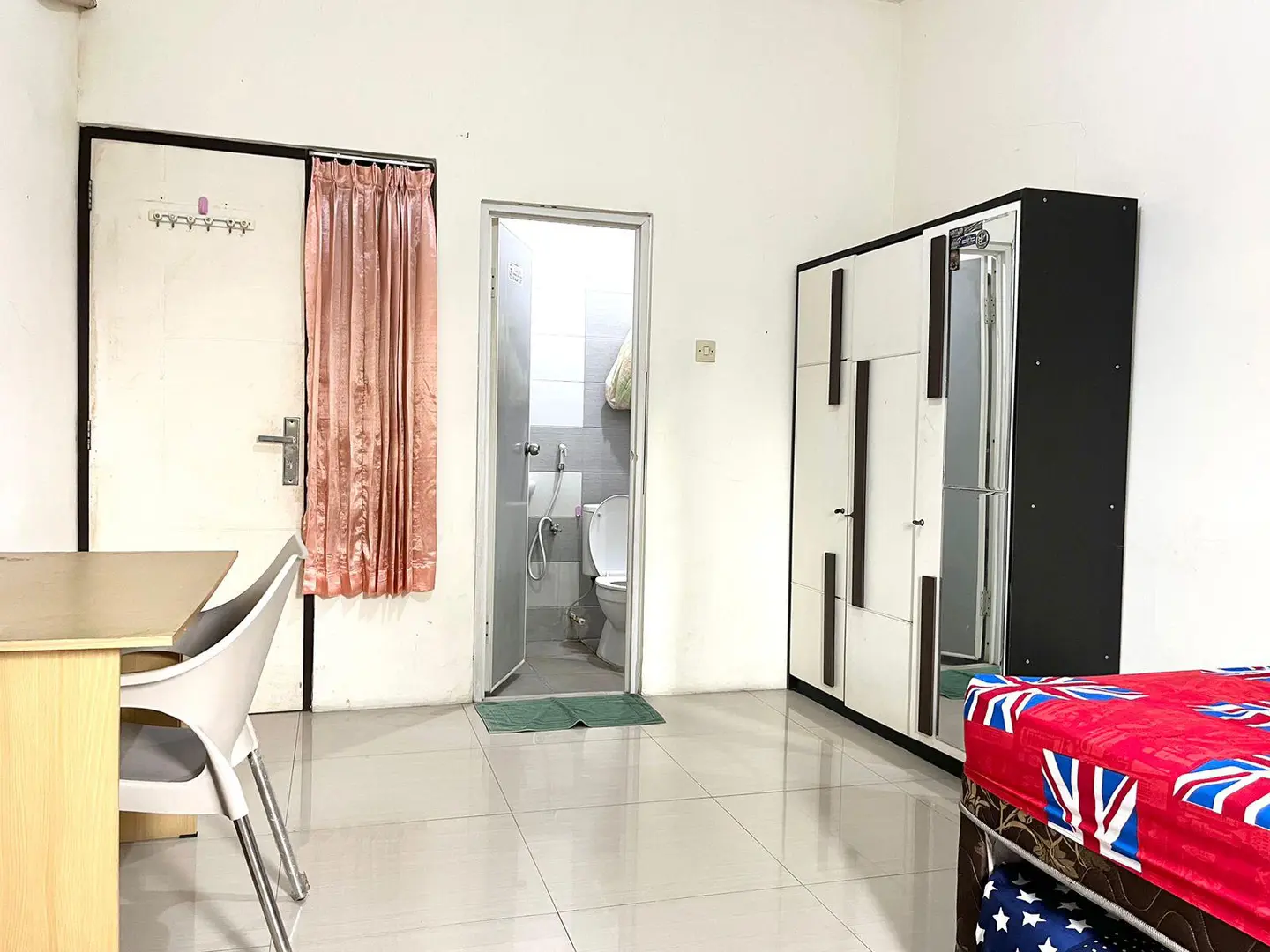 foto kamar Tipe Standar properti Behomy E12 Siwalankerto
